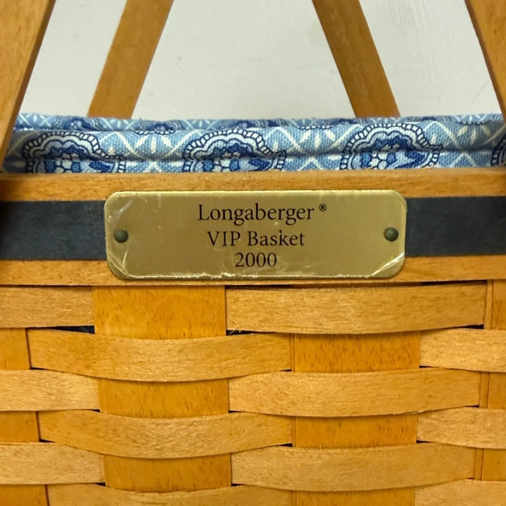 Longaberger 2000 VIP Basket with liner, protector, and handle gripper. - Picture 2 of 7